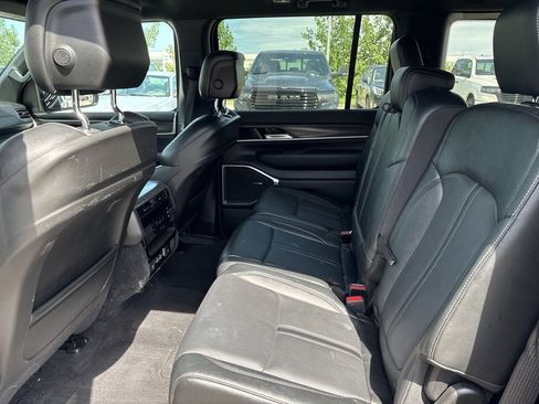Used 2023 Jeep Wagoneer Series III w/ Preferred Equipment Group AWD/4WD image 10