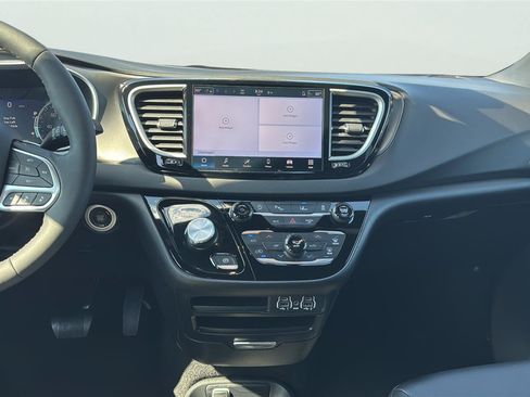 Used 2025 Chrysler Pacifica Select FWD image 5