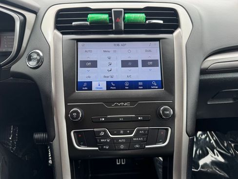 Used 2020 Ford Fusion SE image 30