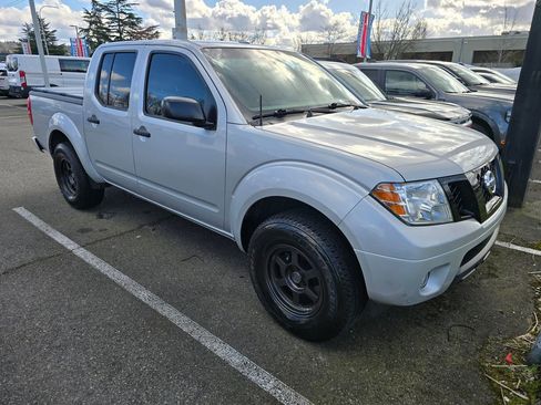 Used 2015 Nissan Frontier SV image 2