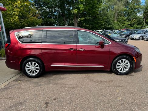 Used 2017 Chrysler Pacifica Touring-L FWD image 8