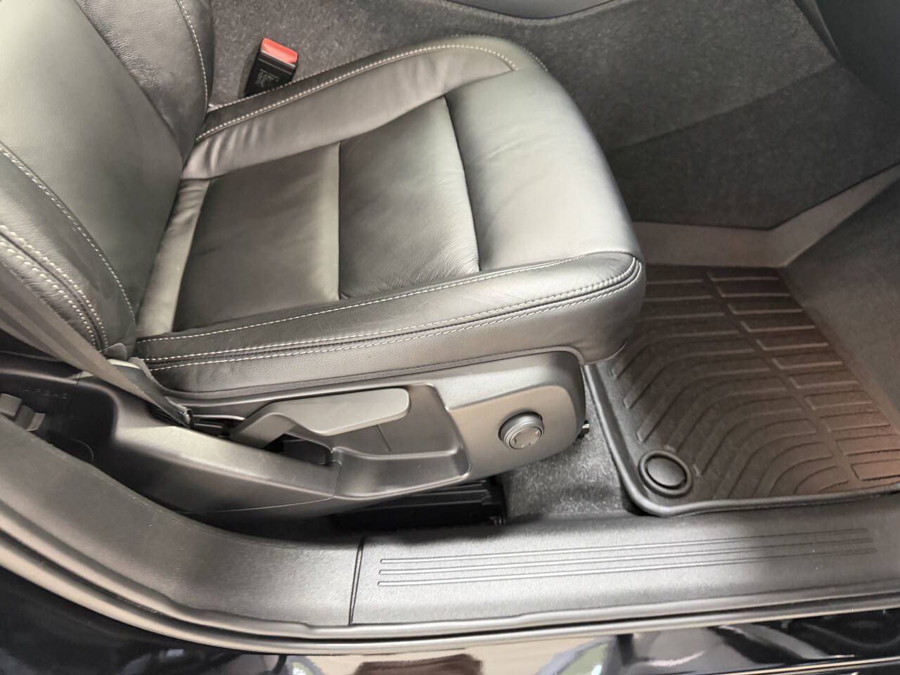 Used 2023 Volvo XC40 B4 Core FWD image 29