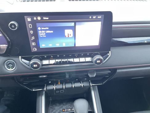 Used 2024 Chevrolet Colorado Z71 w/ Z71 Convenience Package 2 image 18