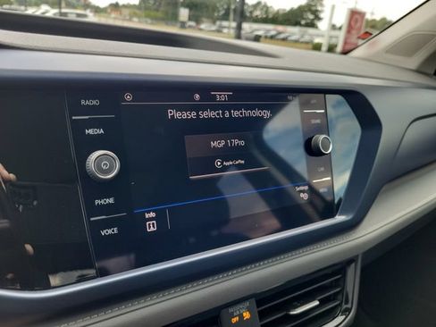 Certified 2024 Volkswagen Taos SE w/ Panoramic Sunroof Package FWD image 35