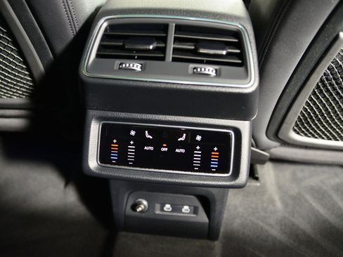 Used 2022 Audi e-tron Premium w/ Convenience Plus Package image 23