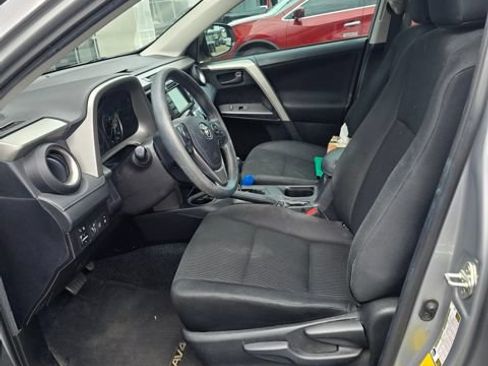 Used 2018 Toyota RAV4 LE FWD image 4