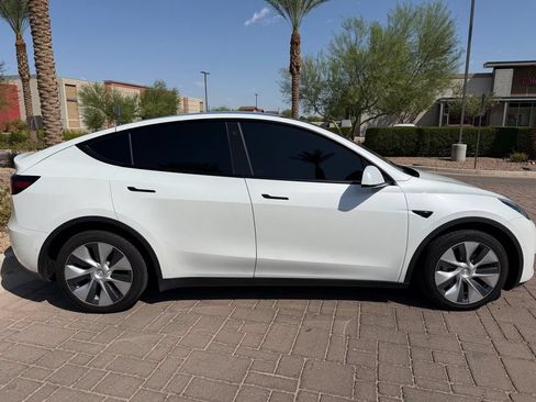 Used 2021 Tesla Model Y Long Range AWD/4WD image 2
