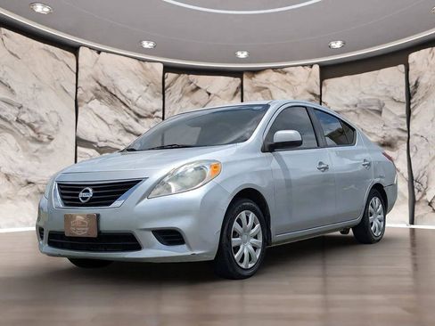 Used 2013 Nissan Versa SV FWD image 2