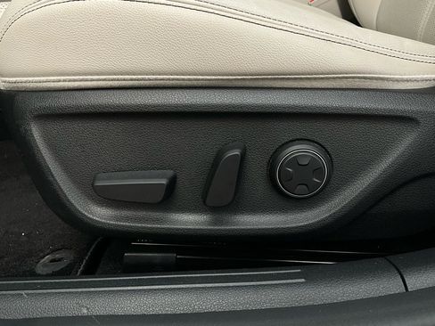 Used 2025 Genesis G70 2.5T image 11