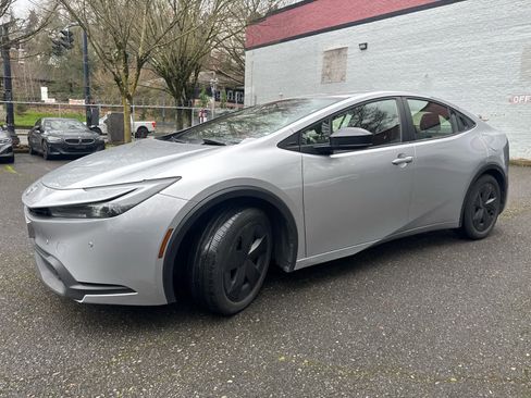 Used 2024 Toyota Prius LE image 4