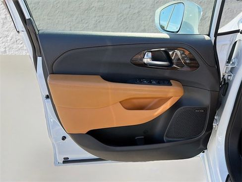 Used 2022 Chrysler Pacifica Pinnacle image 25