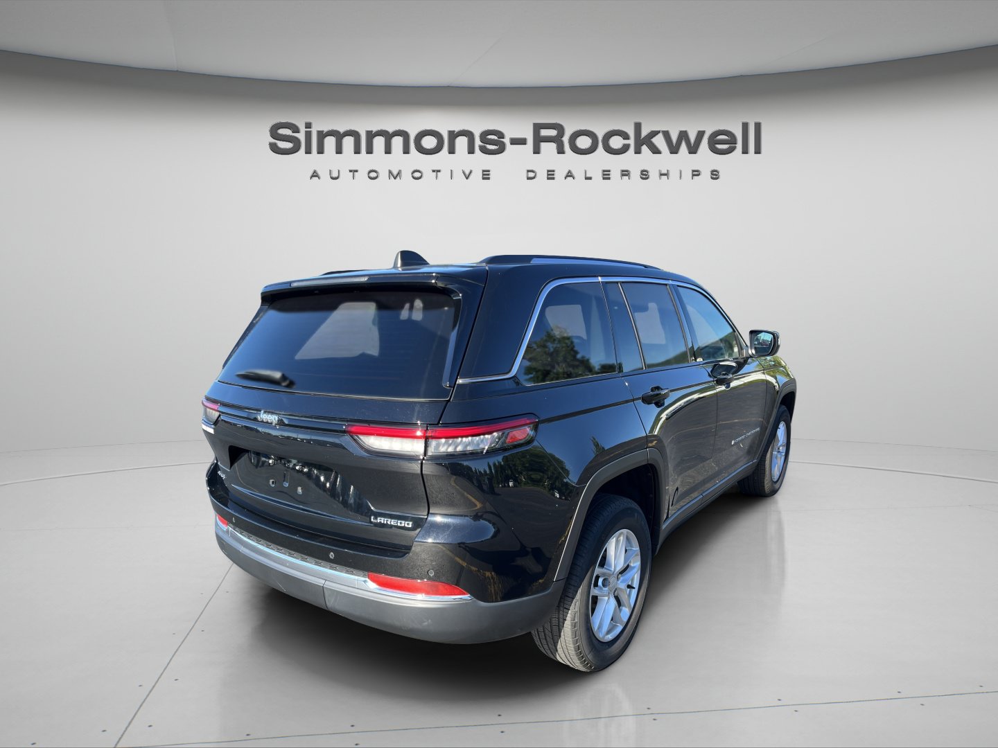 Used 2023 Jeep Grand Cherokee Laredo X AWD/4WD image 5