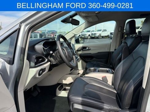 Used 2024 Chrysler Pacifica Touring-L image 19