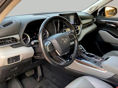 Used 2021 Toyota Highlander Limited FWD image 18