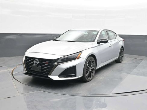 Used 2024 Nissan Altima 2.5 SR FWD image 4