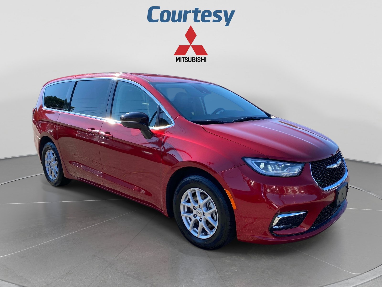 Used 2024 Chrysler Pacifica Touring-L FWD image 8
