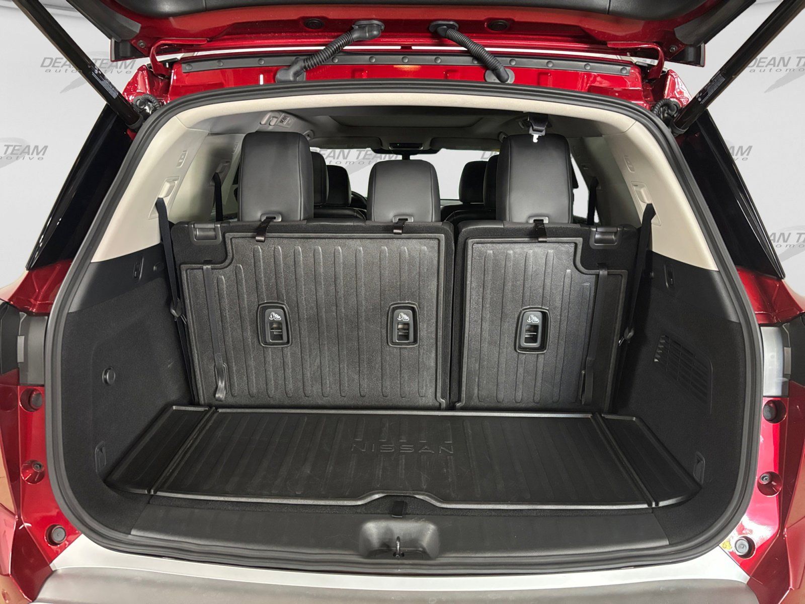 Used 2025 Nissan Pathfinder Platinum FWD image 17