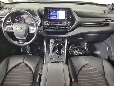 Used 2022 Toyota Highlander XSE FWD image 16