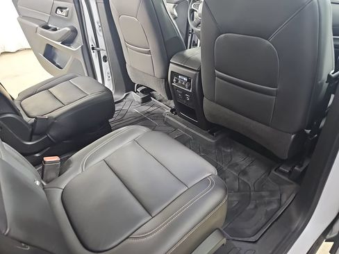 Used 2023 Chevrolet Traverse LT w/ LT Premium Package AWD/4WD image 14