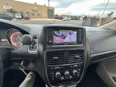 Used 2018 Dodge Grand Caravan SE w/ UConnect Hands-Free Group FWD image 18