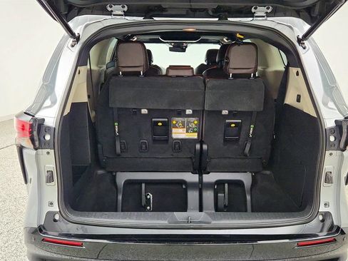 Used 2021 Toyota Sienna Platinum FWD image 23