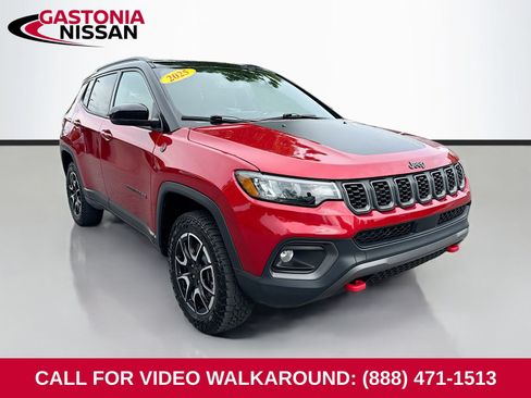 Used 2025 Jeep Compass Trailhawk AWD/4WD image 1