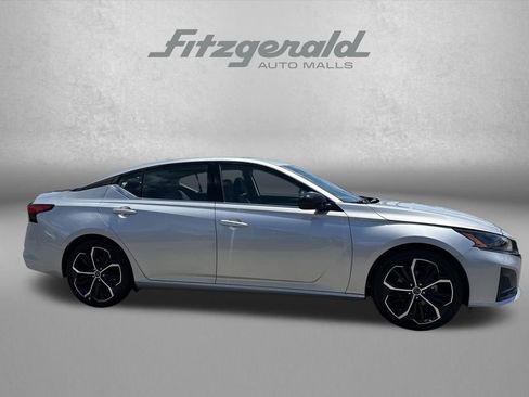 Used 2024 Nissan Altima 2.5 SR FWD image 3