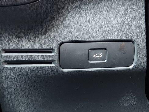 Used 2025 Volvo XC40 B5 Core image 22