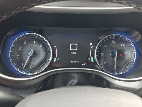Used 2024 Chrysler Pacifica Touring-L FWD image 21