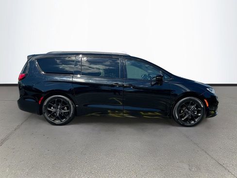 Used 2025 Chrysler Pacifica Limited FWD image 8