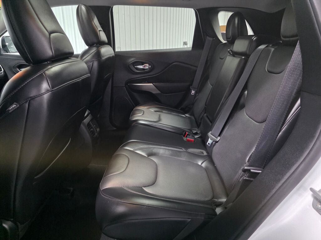 Used 2019 Jeep Cherokee Limited w/ Luxury Group AWD/4WD image 10