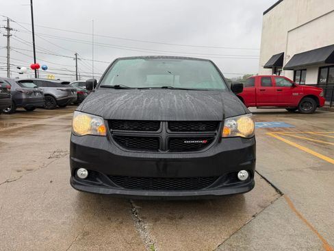 Used 2018 Dodge Grand Caravan GT FWD image 2