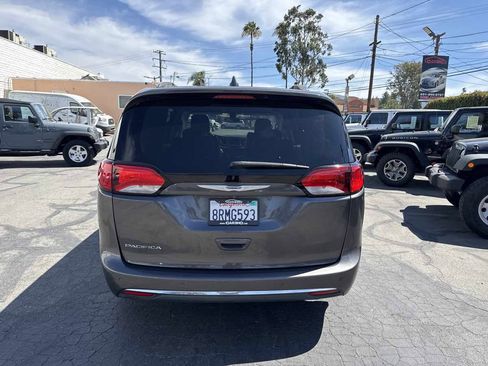 Used 2018 Chrysler Pacifica Touring-L FWD image 6