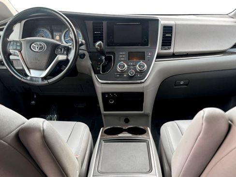 Used 2016 Toyota Sienna XLE image 17