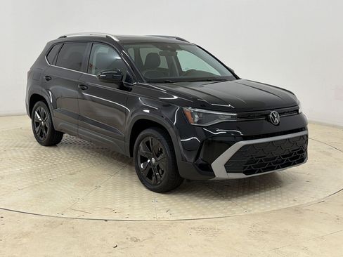 Used 2025 Volkswagen Taos SE w/ Panoramic Sunroof Package FWD image 7