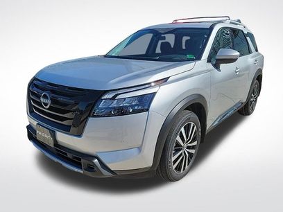 New 2025 Nissan Pathfinder Platinum w/ Black Appearance Package