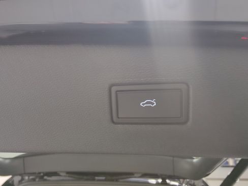 Certified 2024 Volkswagen Tiguan SEL R-Line w/ MDO Package, Two-Row image 15