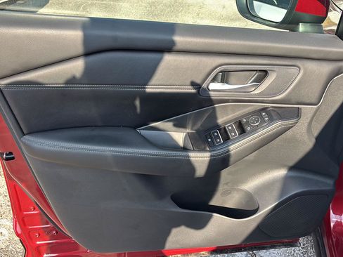 Used 2025 Nissan Rogue SL FWD image 14