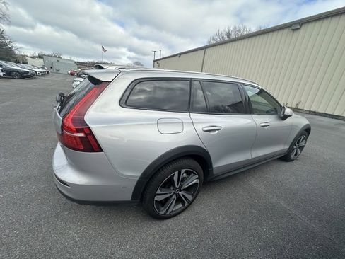 Used 2025 Volvo V60 B5 Cross Country Plus image 8