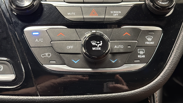Certified 2025 Chrysler Pacifica Pinnacle w/ Trailer Tow Group AWD/4WD image 18