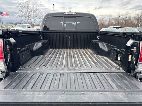Used 2016 Toyota Tacoma Limited w/ Towing Package image 9