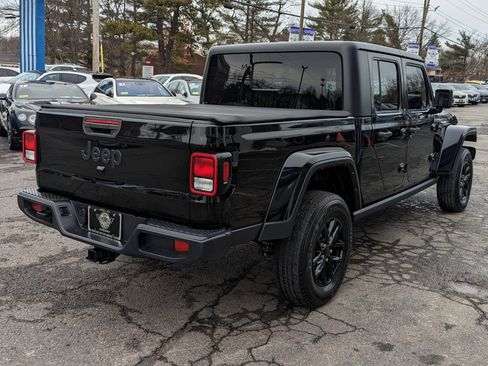 Used 2022 Jeep Gladiator Sport image 7