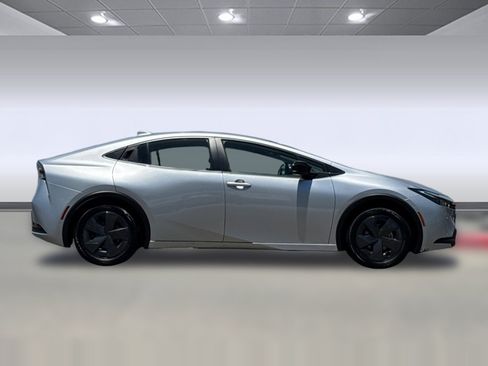 Used 2024 Toyota Prius LE FWD image 7