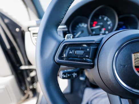 Certified 2025 Porsche Macan image 17