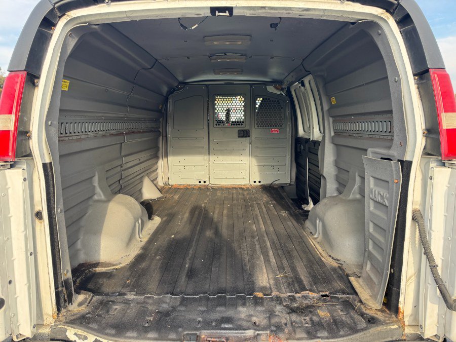 Used 2015 Chevrolet Express 3500 RWD image 16