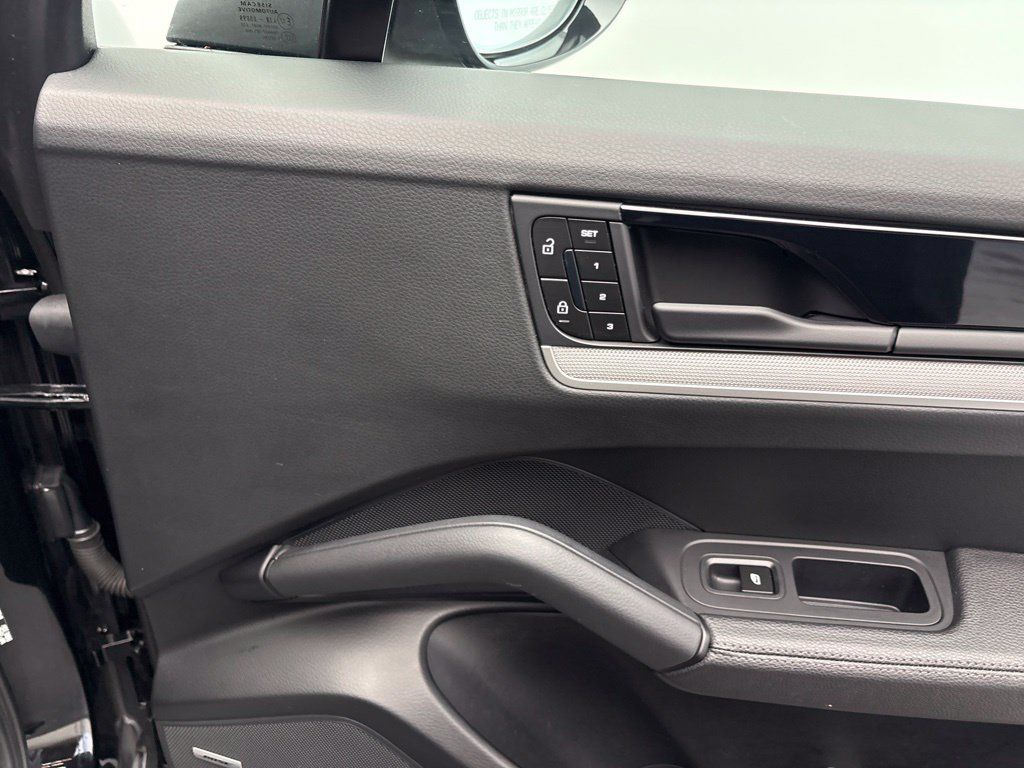 Certified 2024 Porsche Cayenne Coupe AWD/4WD image 24