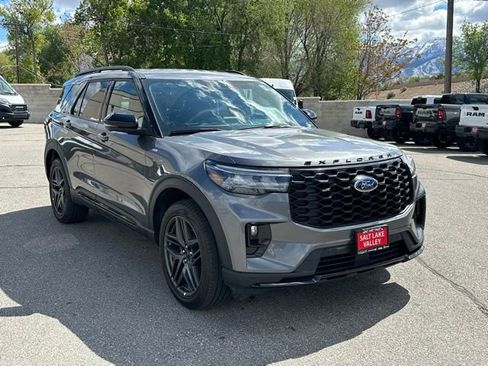 Used 2025 Ford Explorer ST-Line w/ ST-Line Street Pack AWD/4WD image 12