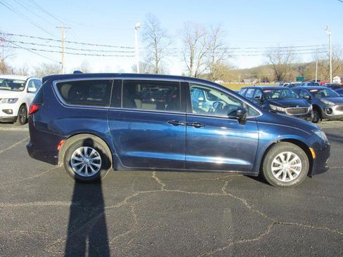 Used 2017 Chrysler Pacifica Touring w/ Tire & Wheel Group FWD image 3