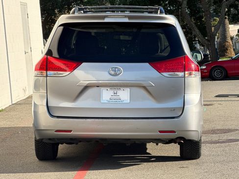 Used 2012 Toyota Sienna LE image 9
