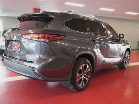 Certified 2021 Toyota Highlander XLE image 9